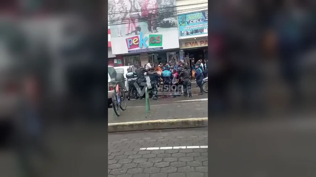Comerciantes y fiscalizadores se agredieron en el Mercado Amazonas durante un operativo edil que terminó con patrullaje de prevención.