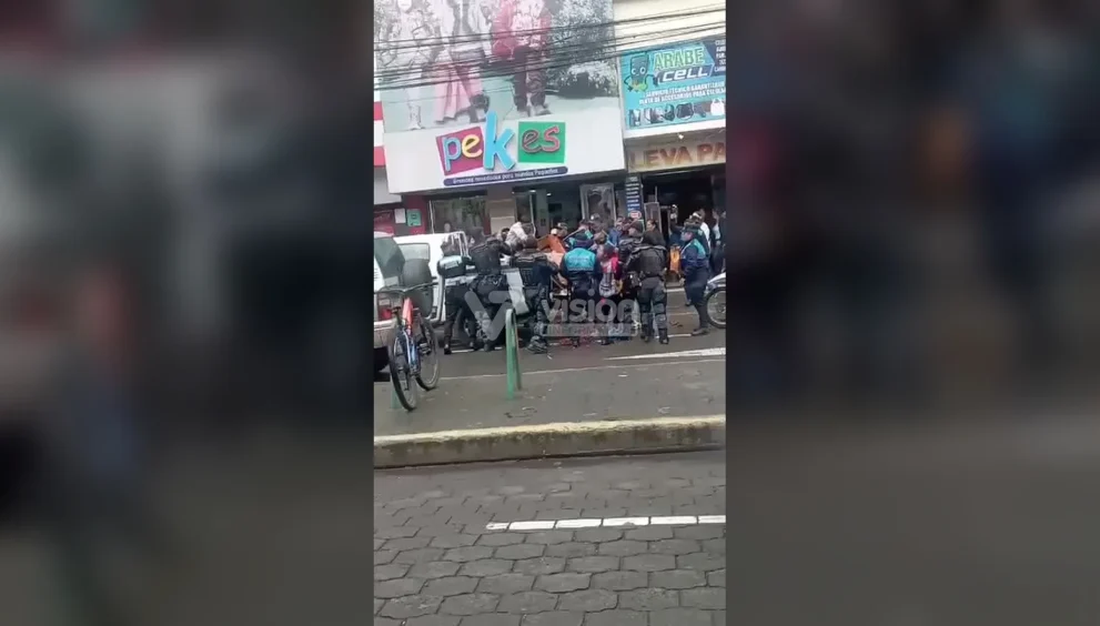 Comerciantes y fiscalizadores se agredieron en el Mercado Amazonas durante un operativo edil que terminó con patrullaje de prevención.