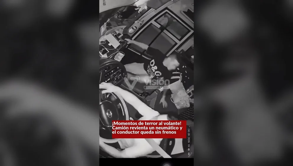 Desde la cabina de un camión, un chofer evitó una tragedia al detener la unidad que se quedó sin frenos tras reventarse una llanta.