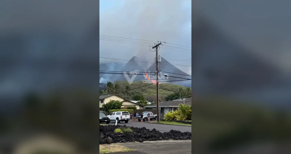 En Indonesia, la erupción del volcán Anak Krakatau genera alerta nivel tres y deja a miles de pasajeros varados en los aeropuertos.