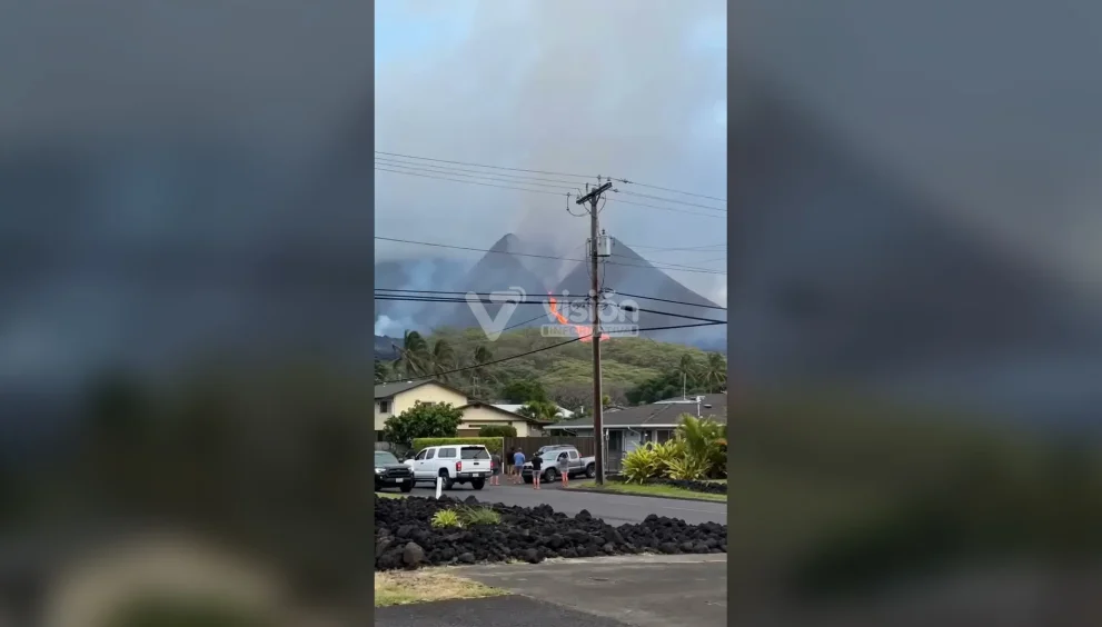 En Indonesia, la erupción del volcán Anak Krakatau genera alerta nivel tres y deja a miles de pasajeros varados en los aeropuertos.