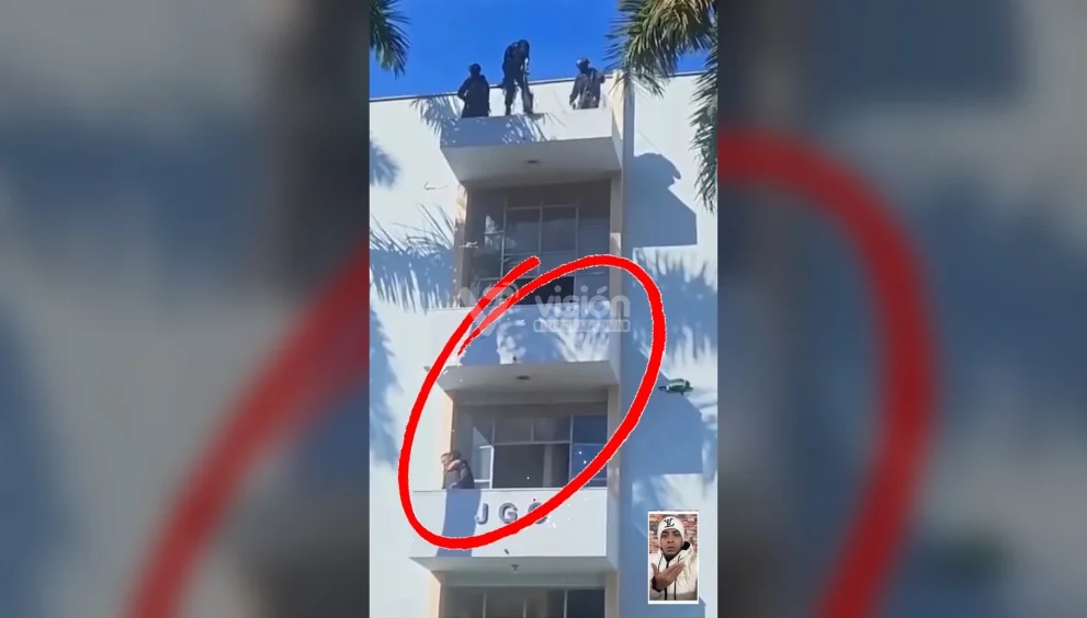Fuerzas especiales ejecutan entrenamiento táctico de rescate de rehenes y neutralización de criminales sin usar fuerza letal.