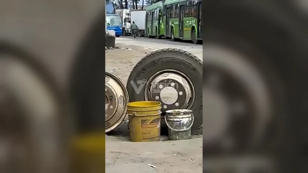 Hombre con discapacidad embiste a vehículos en movimiento y acaba encarado por un motociclista al que intentó atacar.