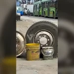 Motociclista sufre un choque vehicular captado en video que reaviva las alertas sobre la seguridad e imprudencia en las vías.