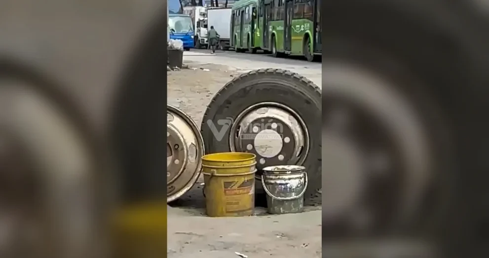Hombre con discapacidad embiste a vehículos en movimiento y acaba encarado por un motociclista al que intentó atacar.