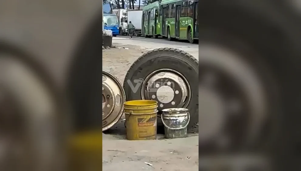 Hombre con discapacidad embiste a vehículos en movimiento y acaba encarado por un motociclista al que intentó atacar.
