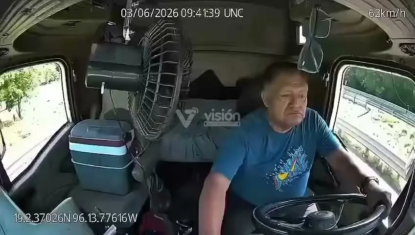 Investigan a chofer que abandonó el timón de un vehículo pesado al creer equivocadamente que contaba con sistema de autoconducción.