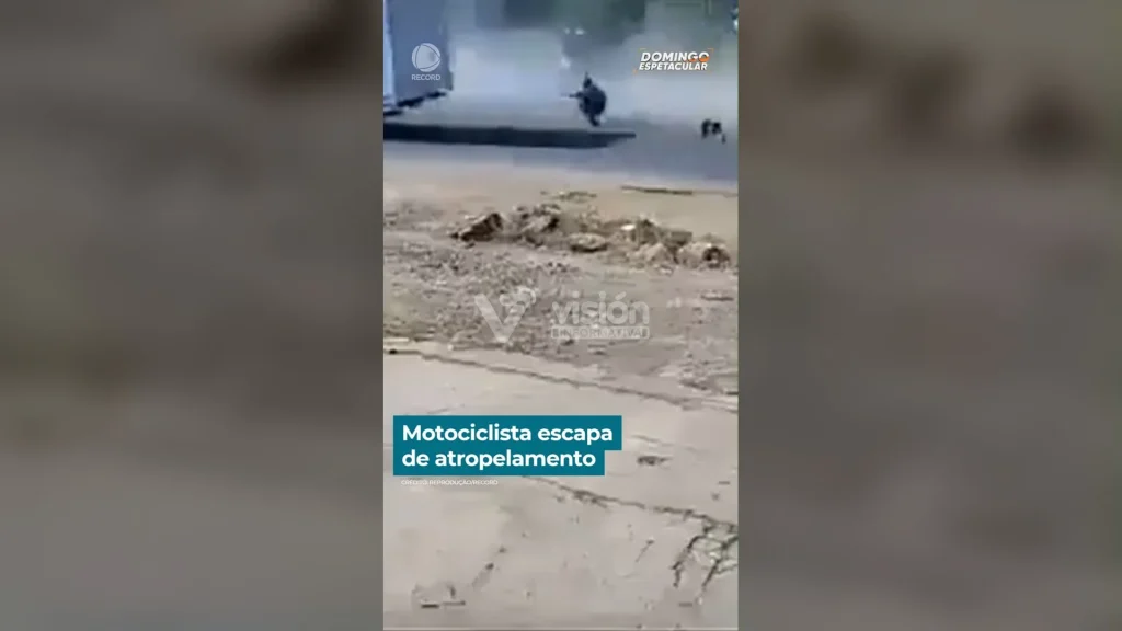 Motociclista salta a tiempo y evita ser aplastado por dos camiones tras un violento accidente de tránsito en la vía.