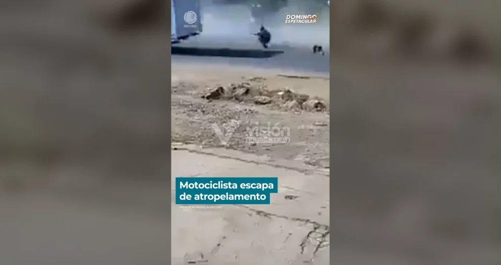 Motociclista salta a tiempo y evita ser aplastado por dos camiones tras un violento accidente de tránsito en la vía.