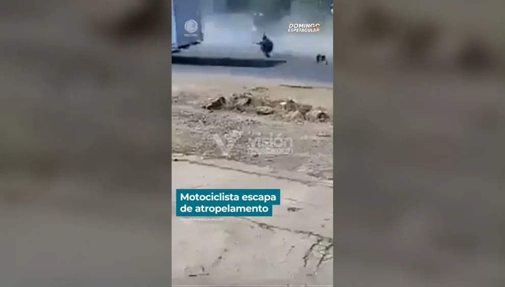 Motociclista salta a tiempo y evita ser aplastado por dos camiones tras un violento accidente de tránsito en la vía.