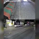 Hombre con discapacidad embiste a vehículos en movimiento y acaba encarado por un motociclista al que intentó atacar.