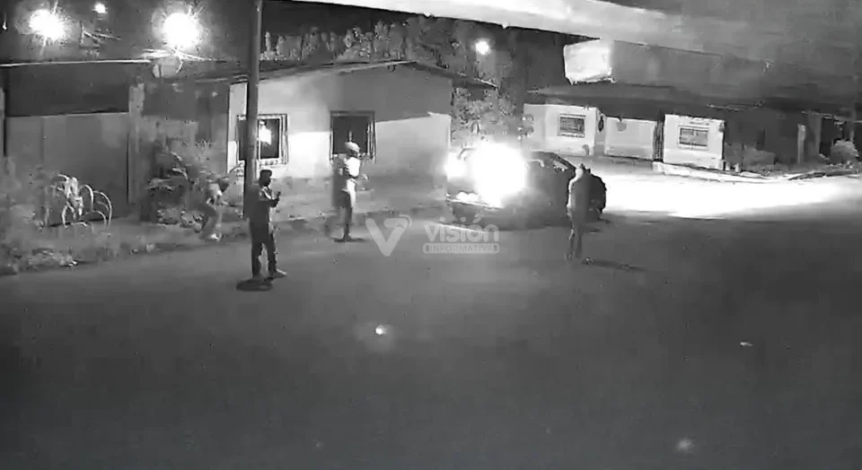 Mueren delincuentes al detonar por error una granada dentro de su automóvil mientras escapaban de un enfrentamiento.