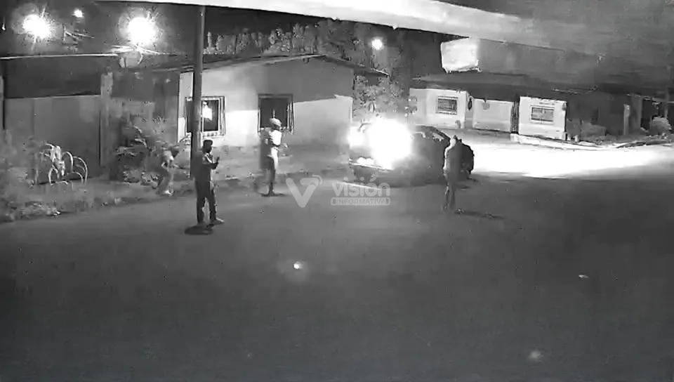 Mueren delincuentes al detonar por error una granada dentro de su automóvil mientras escapaban de un enfrentamiento.