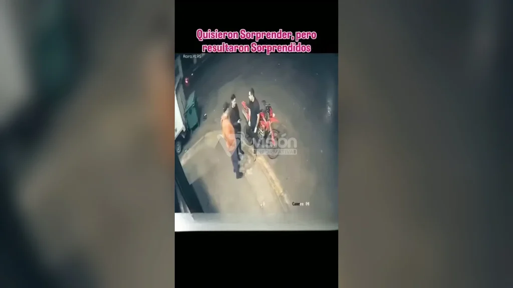 Tras ser emboscados en la vía pública, un policía enfrentó y desarmó a dos asaltantes que intentaron robar a tres ciudadanos.