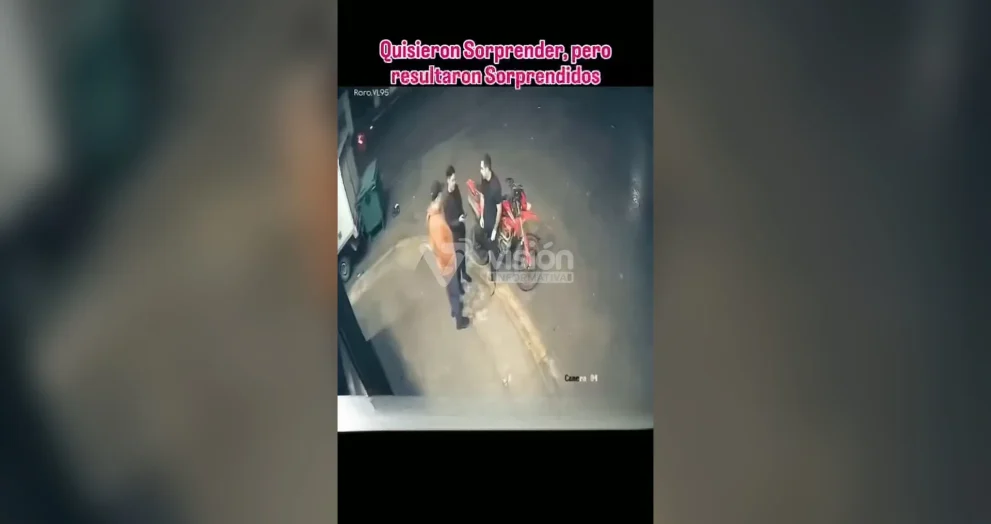 Tras ser emboscados en la vía pública, un policía enfrentó y desarmó a dos asaltantes que intentaron robar a tres ciudadanos.