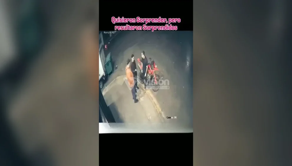 Tras ser emboscados en la vía pública, un policía enfrentó y desarmó a dos asaltantes que intentaron robar a tres ciudadanos.