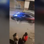 Desde la cabina de un camión, un chofer evitó una tragedia al detener la unidad que se quedó sin frenos tras reventarse una llanta.