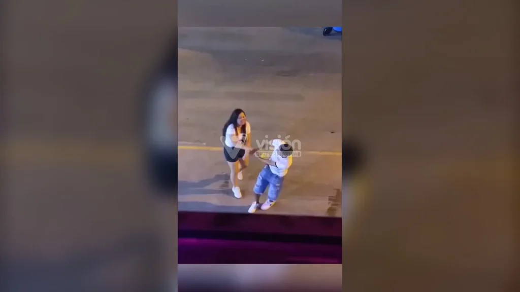 Un grupo de transeúntes evitó que un sujeto en estado de ebriedad agrediera a una mujer en la vía pública.