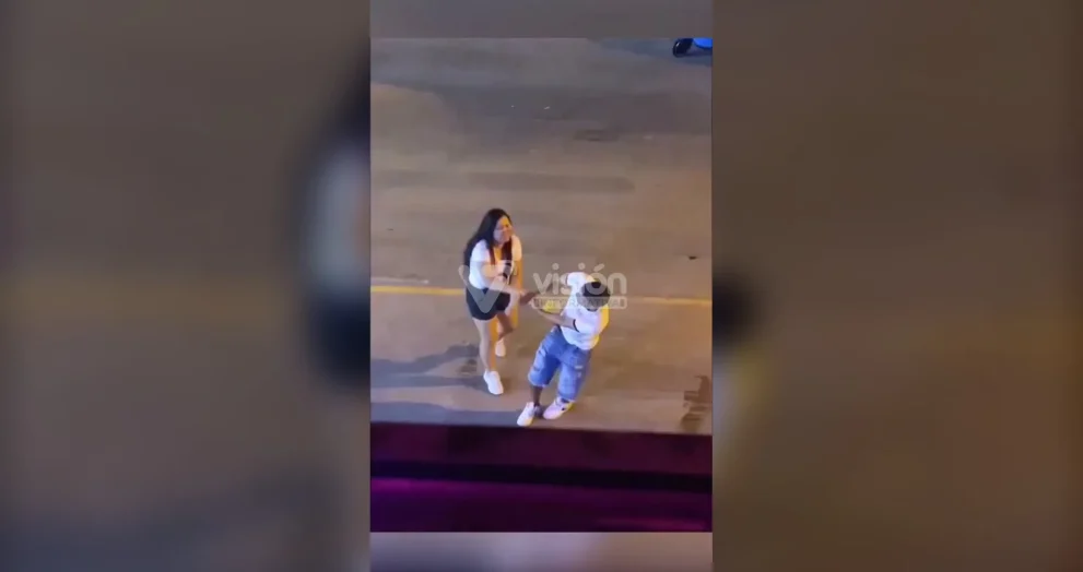 Un grupo de transeúntes evitó que un sujeto en estado de ebriedad agrediera a una mujer en la vía pública.