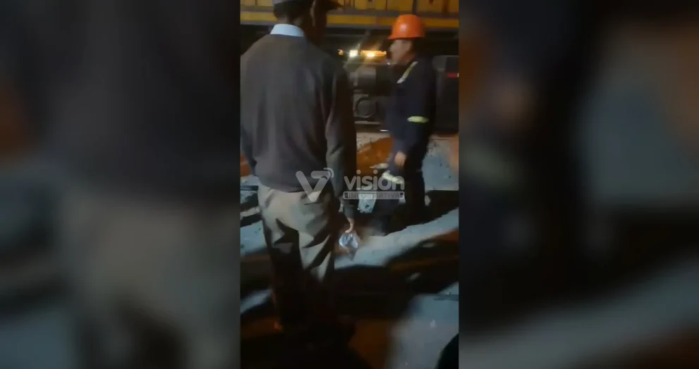 Un hombre quedó atrapado debajo de las ruedas de un tren en Chaclacayo y los bomberos realizan labores de rescate.