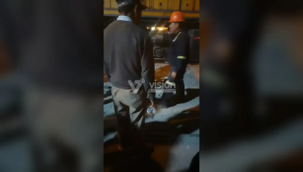 Un hombre quedó atrapado debajo de las ruedas de un tren en Chaclacayo y los bomberos realizan labores de rescate.