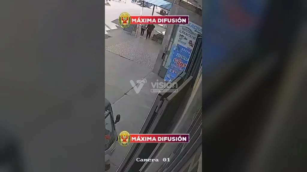 Cámaras de seguridad registraron el robo de zapatillas y un celular por parte de una presunta red de tenderas.
