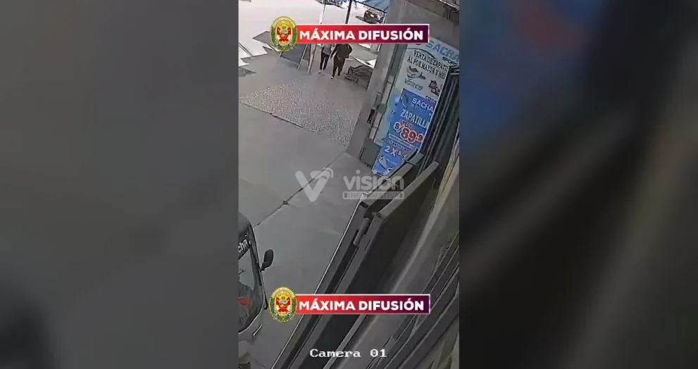 Cámaras de seguridad registraron el robo de zapatillas y un celular por parte de una presunta red de tenderas.