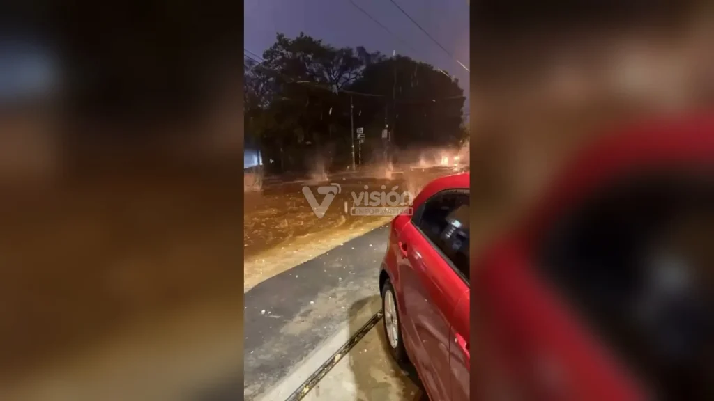 Una violenta caída de granizo dejó cuantiosos daños materiales en viviendas y vehículos.