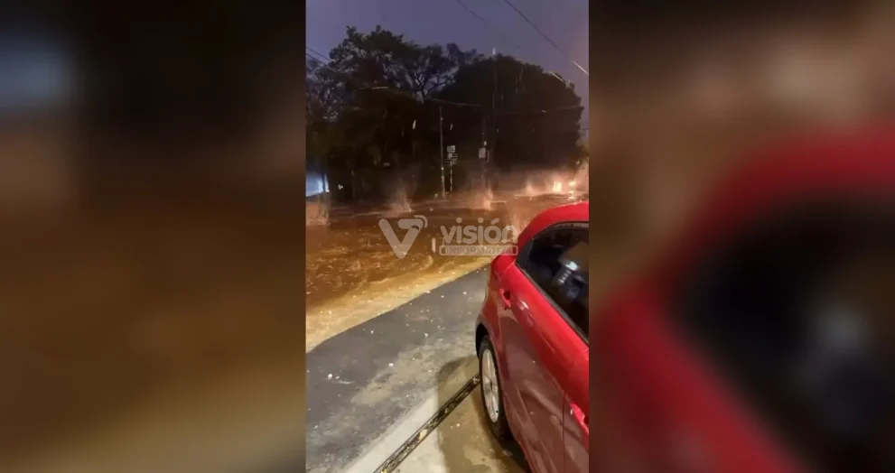 Una violenta caída de granizo dejó cuantiosos daños materiales en viviendas y vehículos.