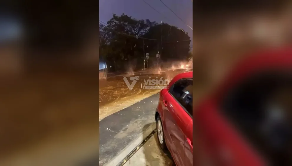 Una violenta caída de granizo dejó cuantiosos daños materiales en viviendas y vehículos.